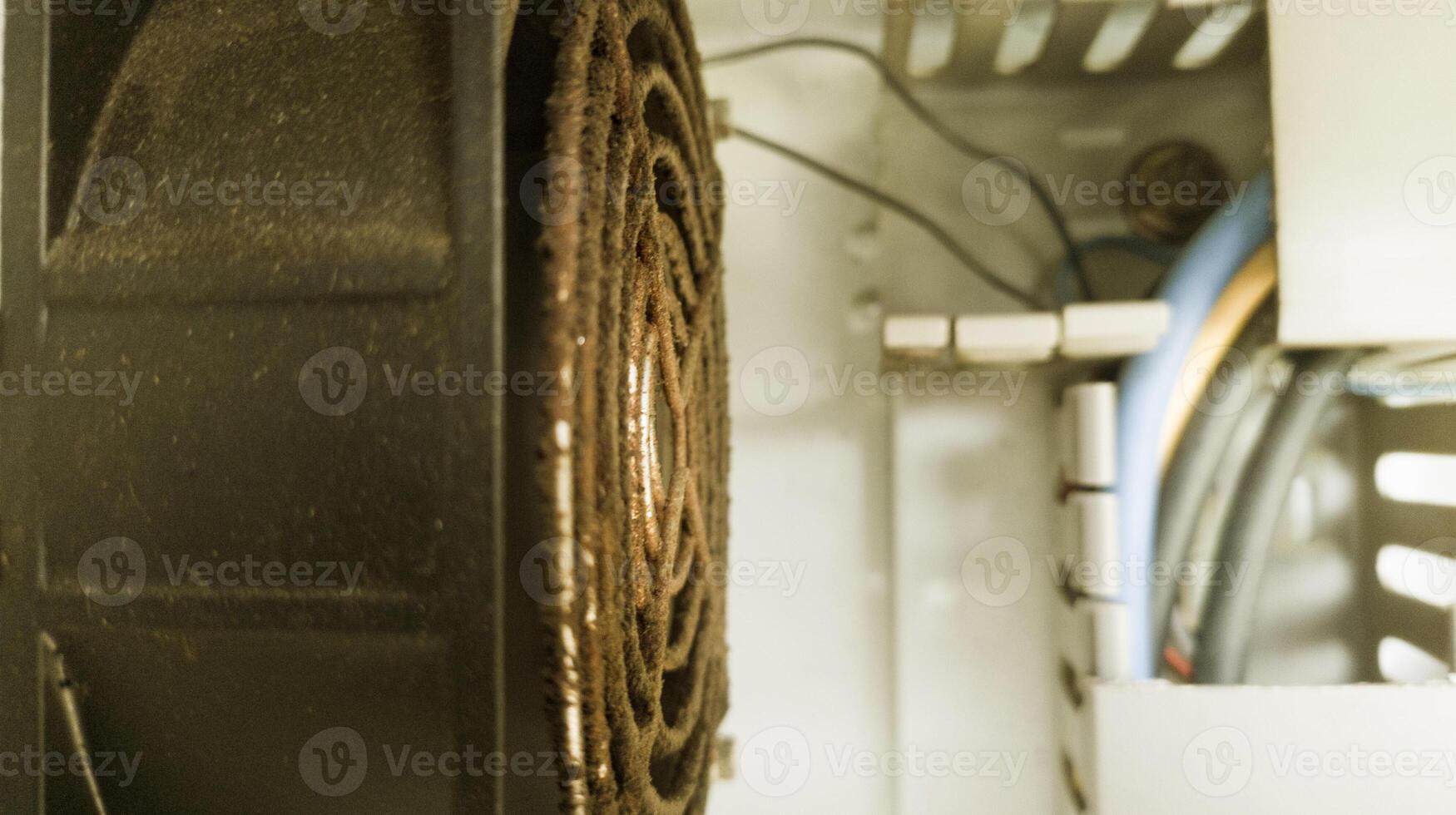 cerca arriba el calor disipación ventilador en eléctrico panel a frio trabajando eléctrico componentes foto