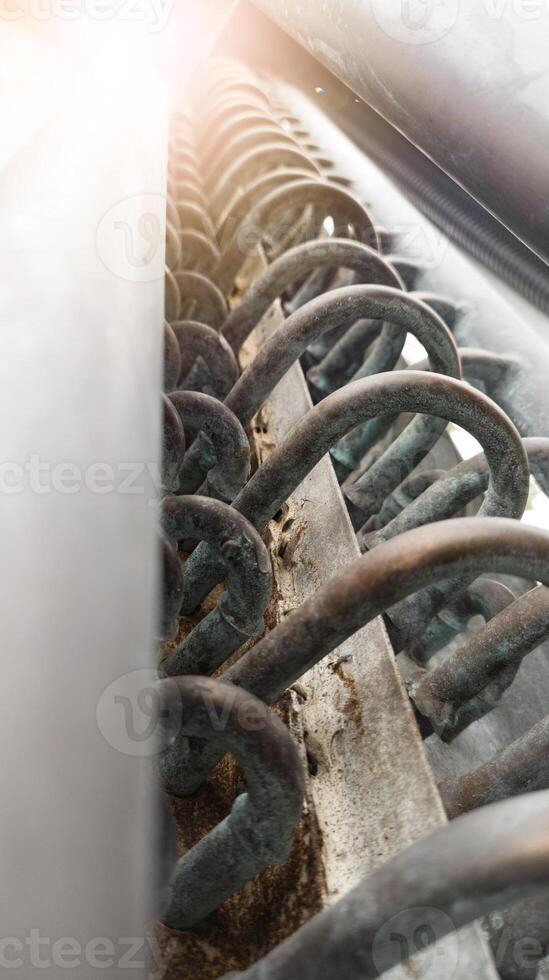 condensador tubería en el refrigerante sistema en enfriador compresor. refrigerante tubo en condensador lado. caliente temperatura tubo condensador. foto