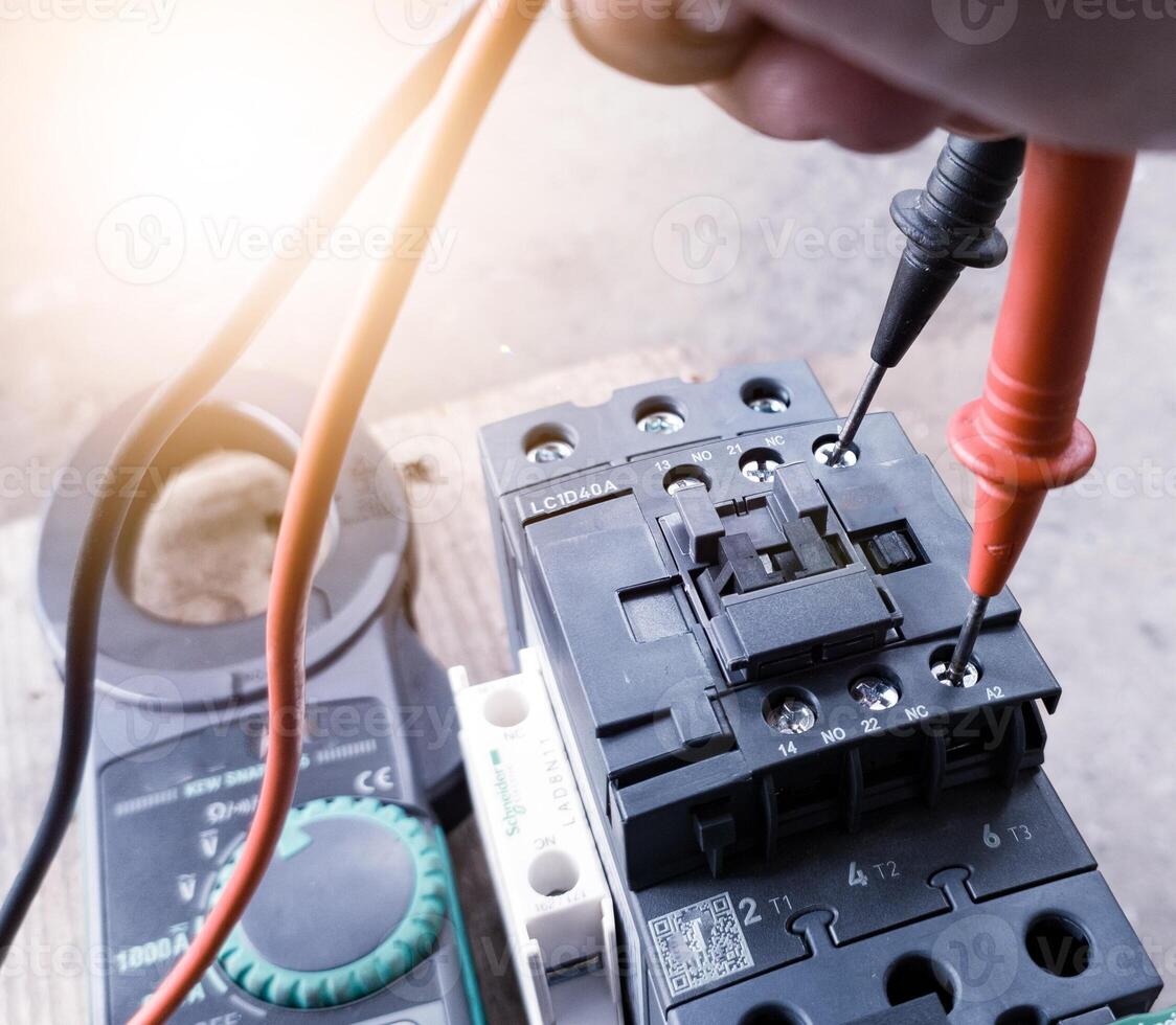 Checking magnetic contactor terminals using a multimeter, magnetic