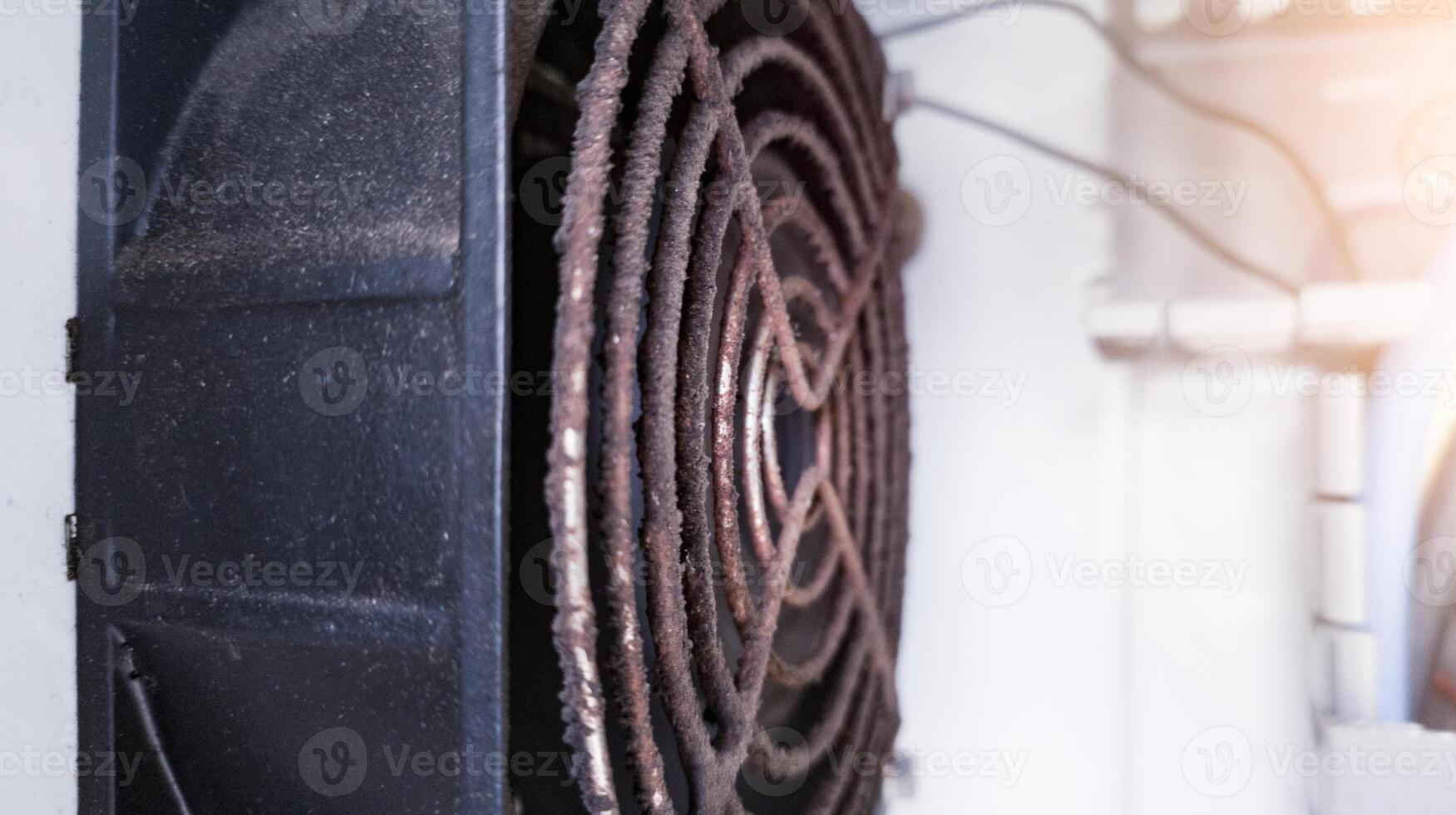 cerca arriba el calor disipación ventilador en eléctrico panel a frio trabajando eléctrico componentes foto