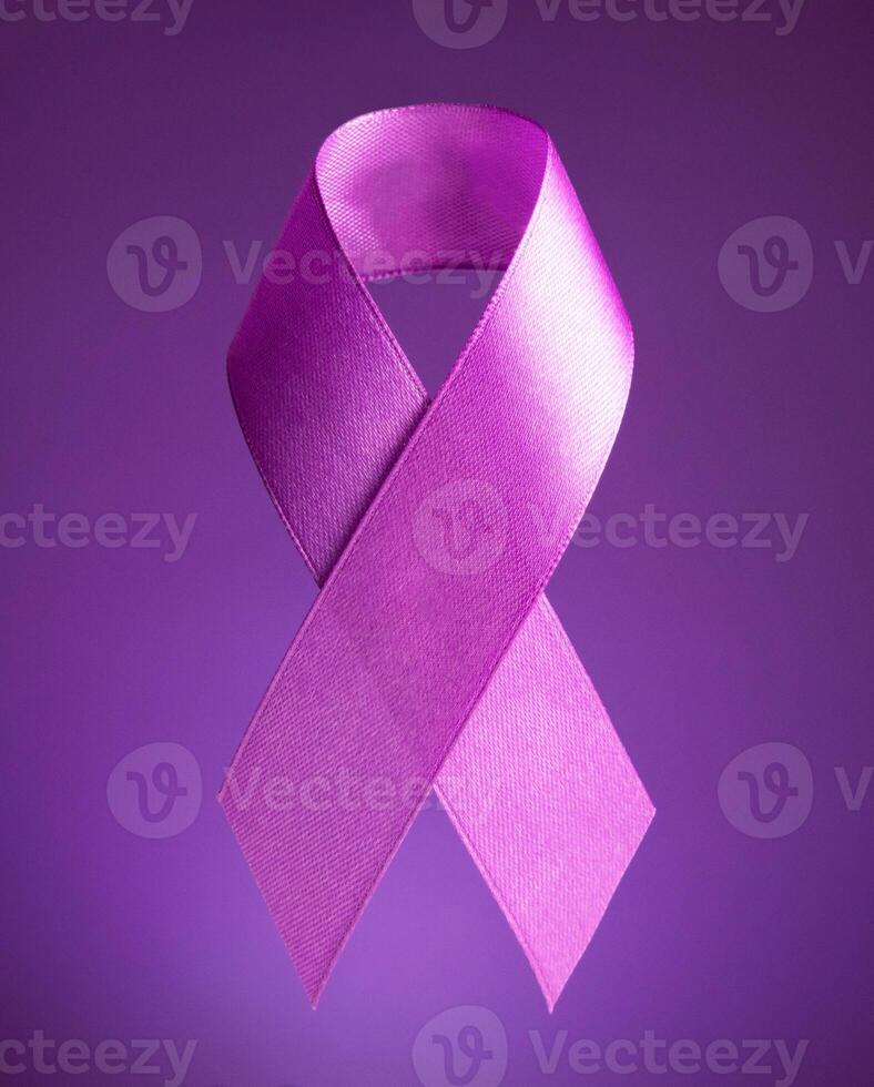 mundo cáncer día. púrpura cinta en un púrpura antecedentes. contra el cáncer cinta. foto
