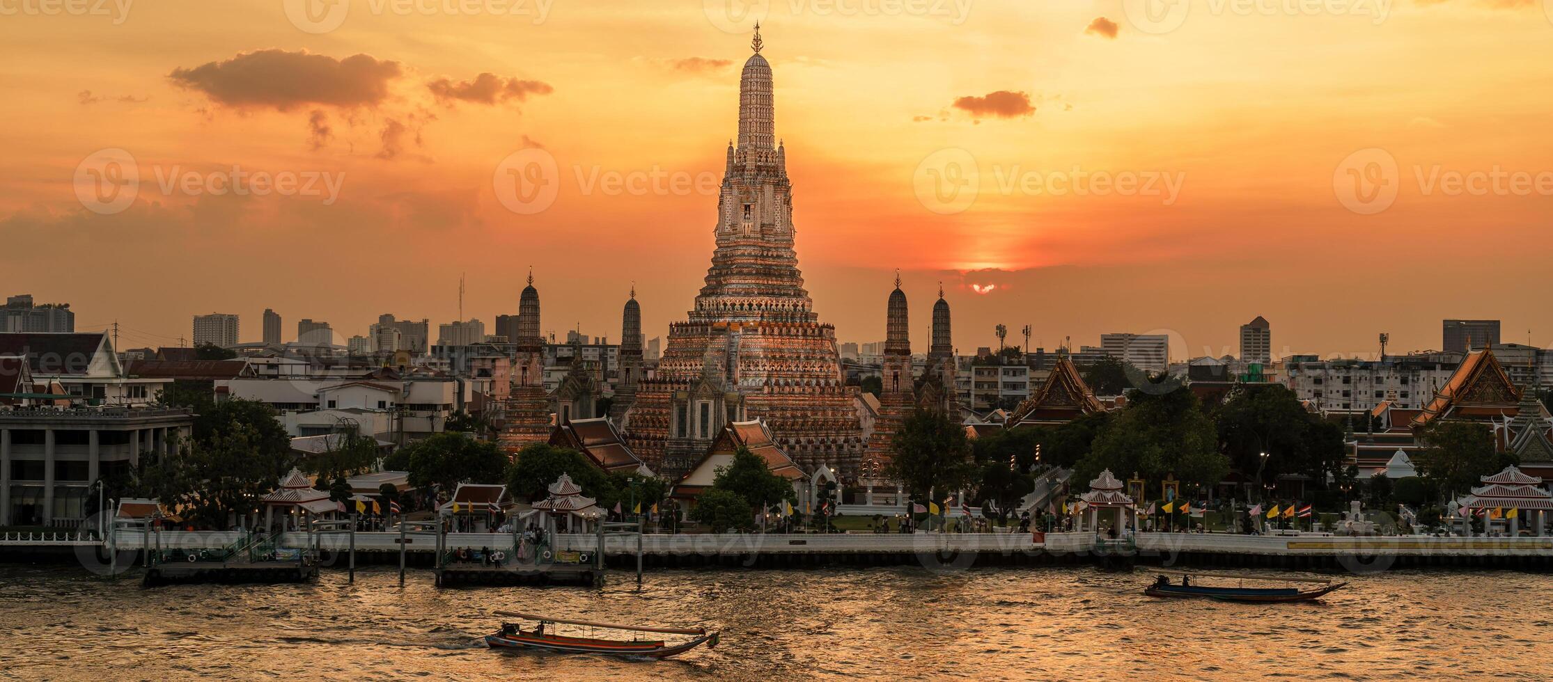 wat arun templo en atardecer, templo de amanecer cerca chao phraya río. punto de referencia y popular para turista atracción y viaje destino en bangkok, Tailandia y Sureste Asia concepto foto