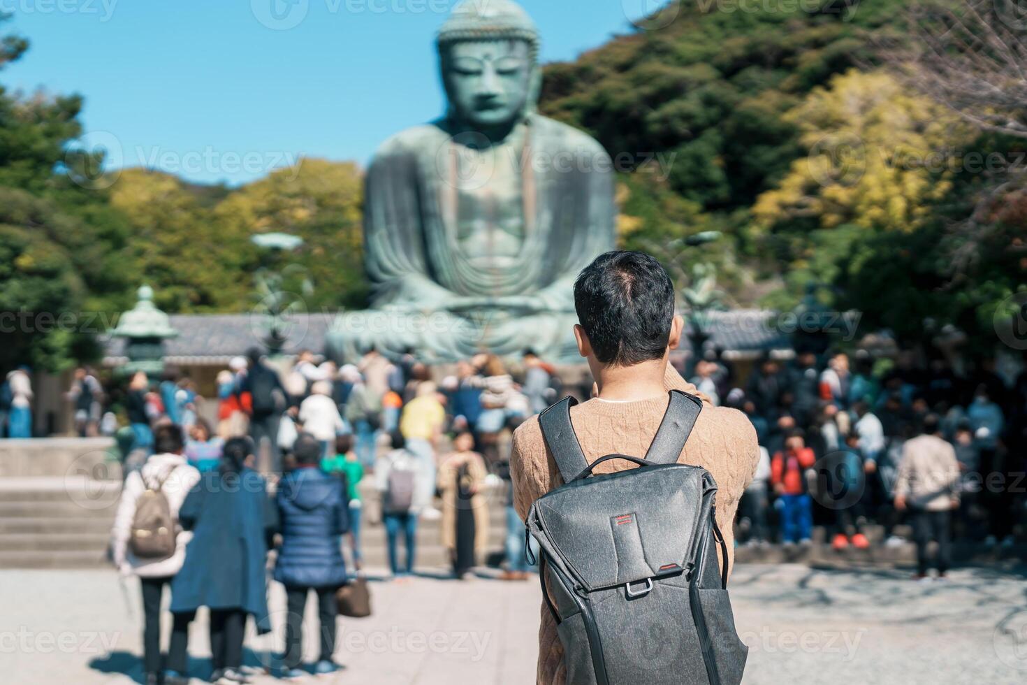 hombre turista visitando en kamakura, kanagawa, Japón. contento viajero Turismo el genial Buda estatua. punto de referencia y popular para turistas atracción cerca tokio viaje y vacaciones concepto foto