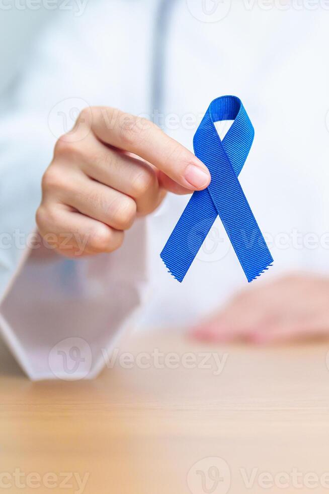 marzo colorrectal cáncer conciencia mes, médico con oscuro azul cinta para secundario personas vivo y enfermedad. cuidado de la salud, esperanza y mundo cáncer día concepto foto