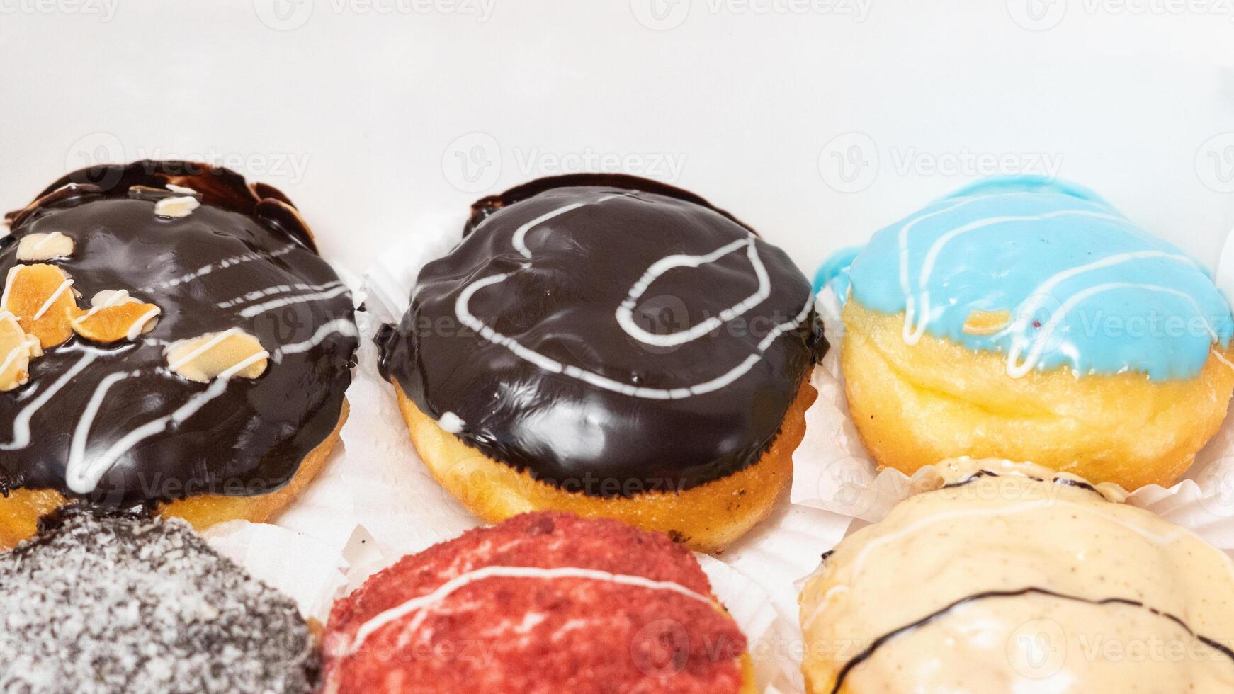 foto de rosquillas aislado en blanco antecedentes. rosquillas con un variedad de coberturas y sabores en parte superior