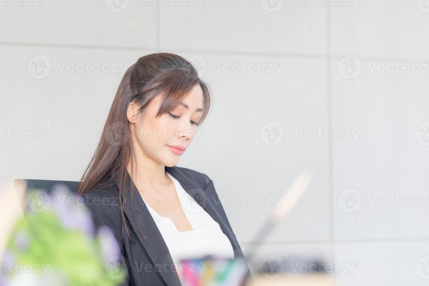 retrato de joven negocio mujer gerente trabajando a el oficina, sonriente asiático mujer trabajando en un reunión habitación foto