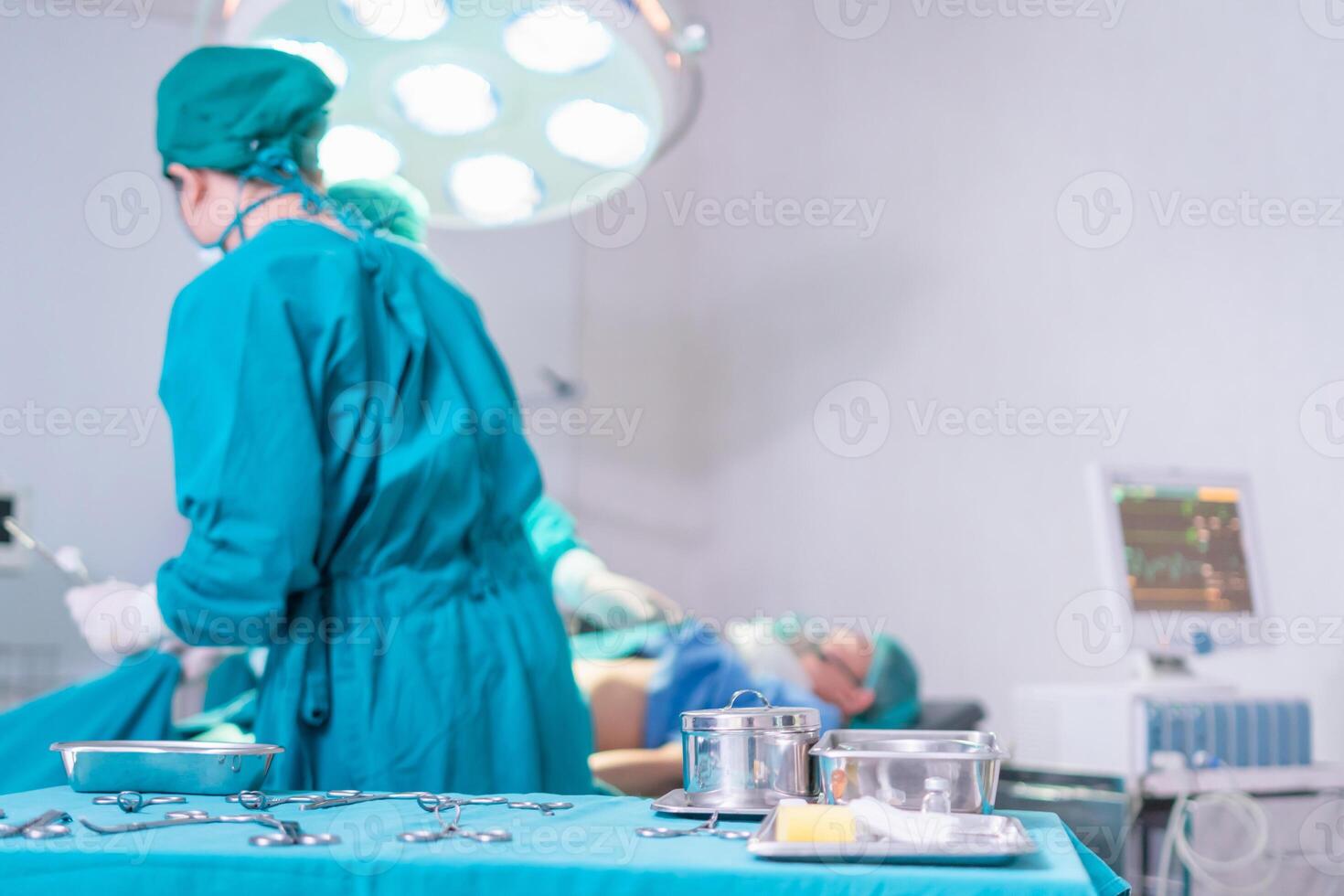 quirúrgico instrumentos y herramientas incluso bisturís, pinzas, y pinzas arreglado en un mesa para cirugía, operando habitación con cirugía equipo, preparando médico instrumentos para operación foto
