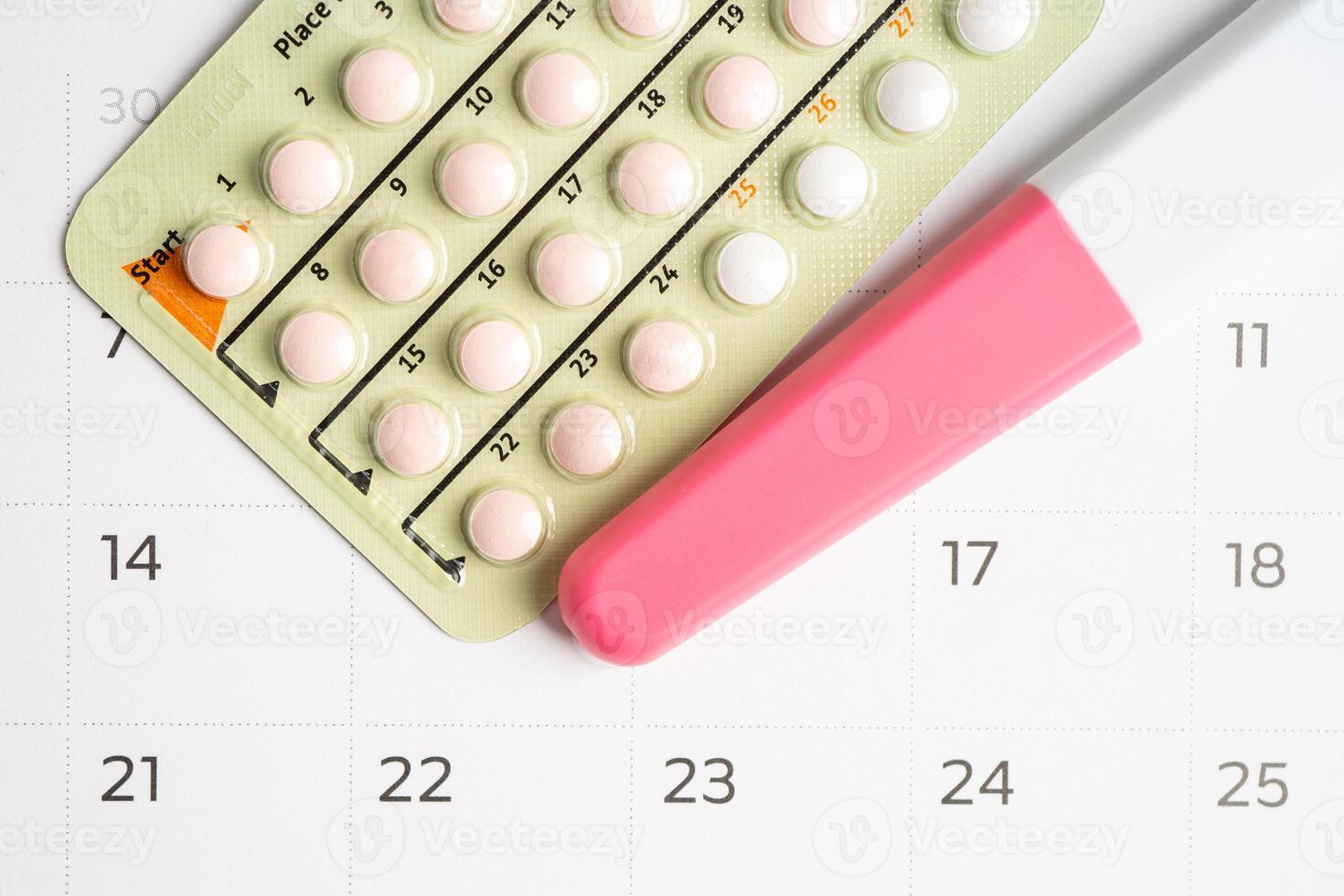 el embarazo prueba y nacimiento controlar pastillas en calendario, anticoncepción salud y medicamento. foto