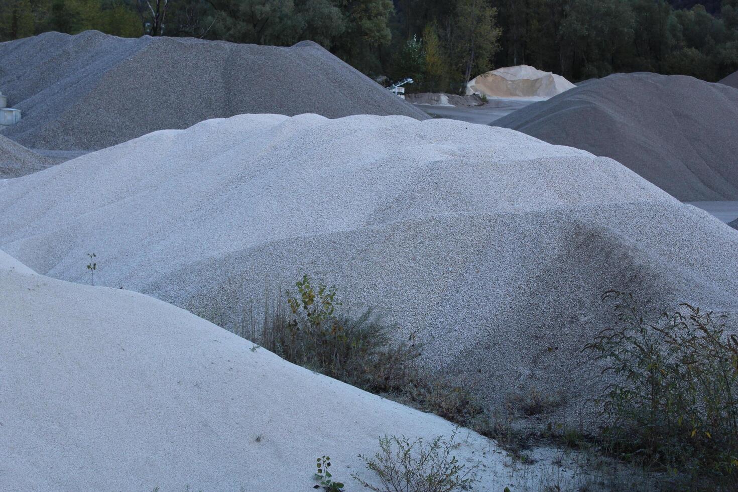 pesado maquinaria para aplastante y coleccionar piedra, caliza, arena y grava, materiales para asfalto y la carretera pavimentación productores, construcción. la carretera asfalto reciclaje y almacenamiento plantas. foto