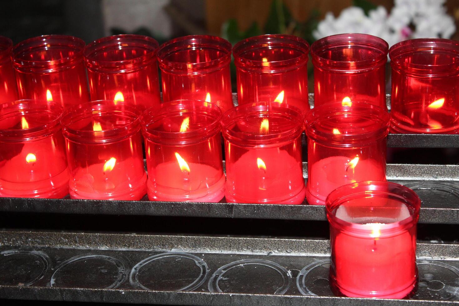 velas ligero en oscuro iglesia. brillante y extinguido luces. alma metáfora. religioso antecedentes. espiritualidad, luto, esperanza, monumento conceptos. selectivo enfocar. foto