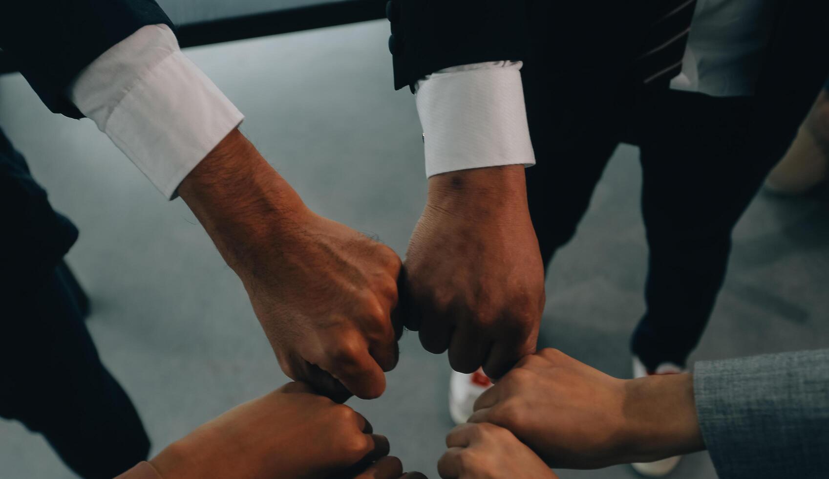grupo de Universidad toque manos para unidad grupo a éxito negocio. foto