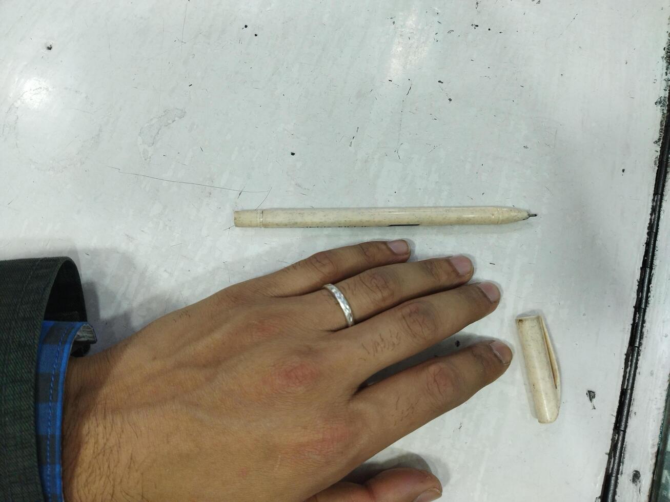 un del hombre mano con un anillo en eso foto