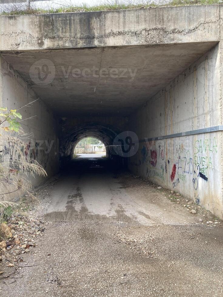 un antiguo túnel debajo el la carretera a el otro final usted lata ver el Dom foto