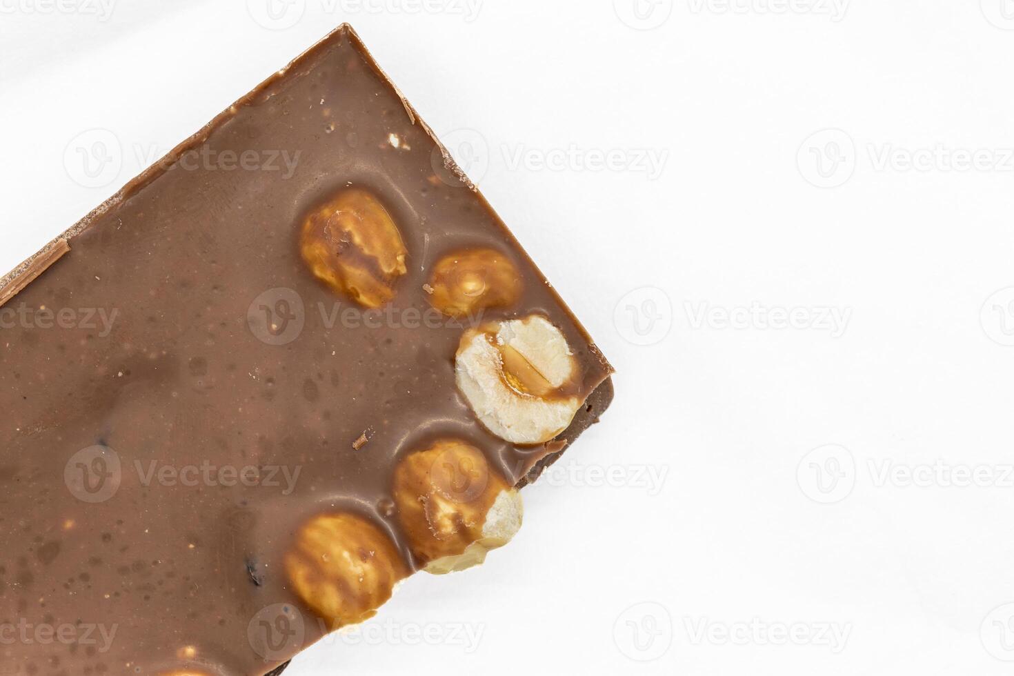 Leche chocolate bar con avellanas en blanco antecedentes foto