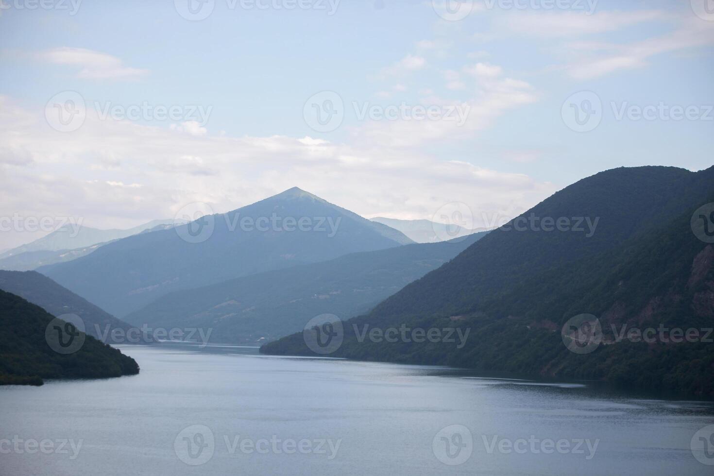 azul lago con montañas en el antecedentes. montaña paisaje. foto