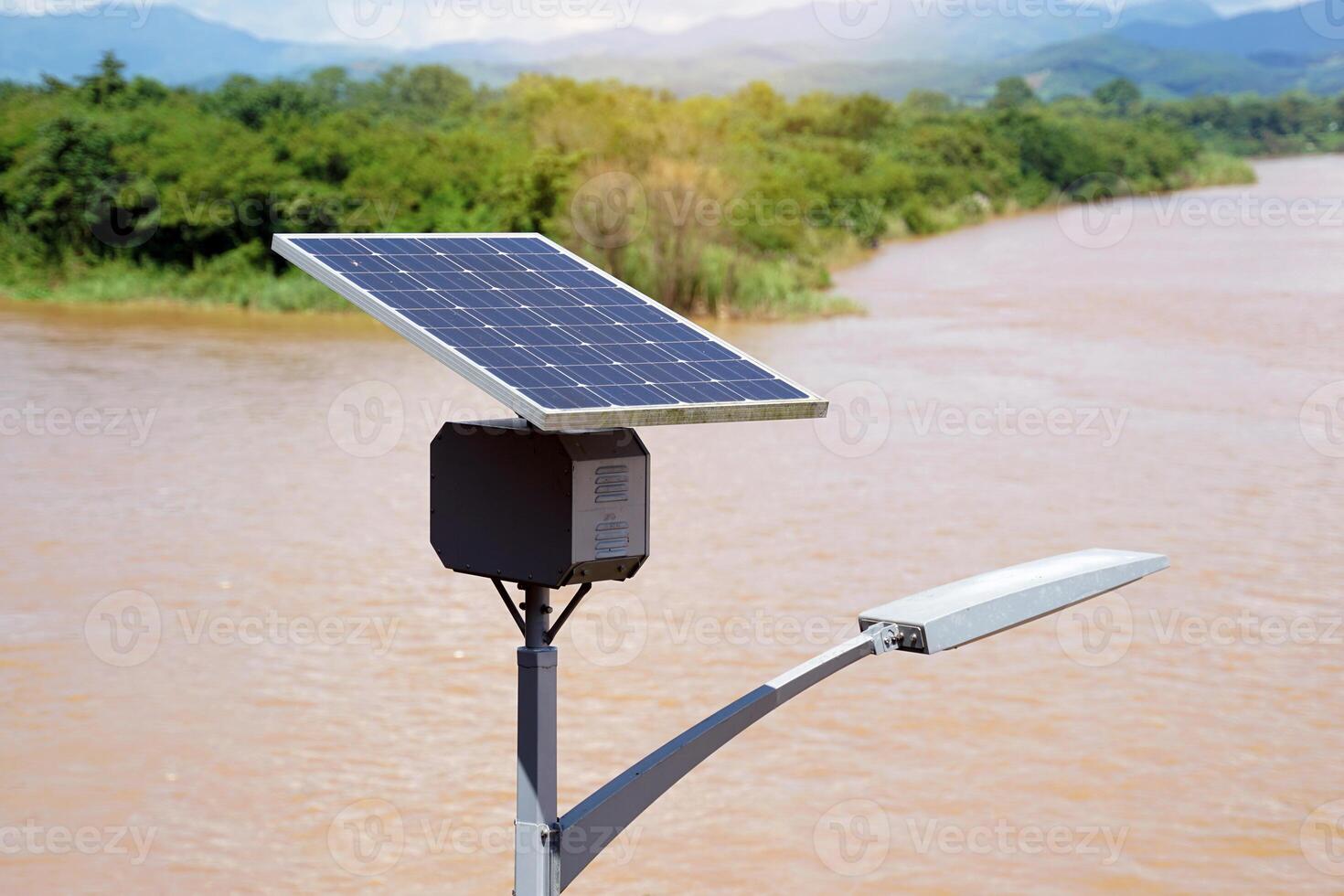 farola de energía solar que genera electricidad a partir de paneles solares. enfoque suave y selectivo. foto