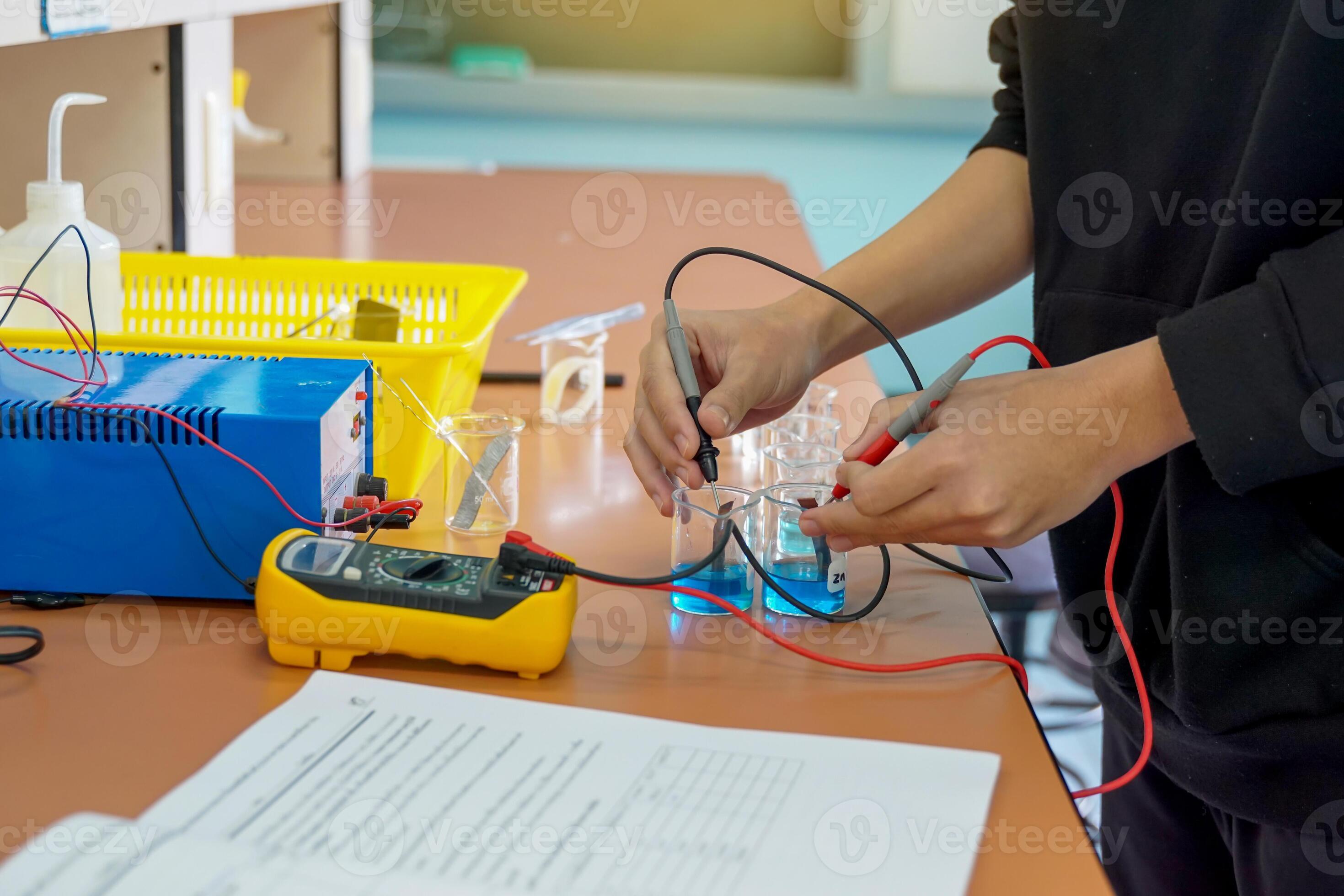 Students measure electric current by experimenting with creating a