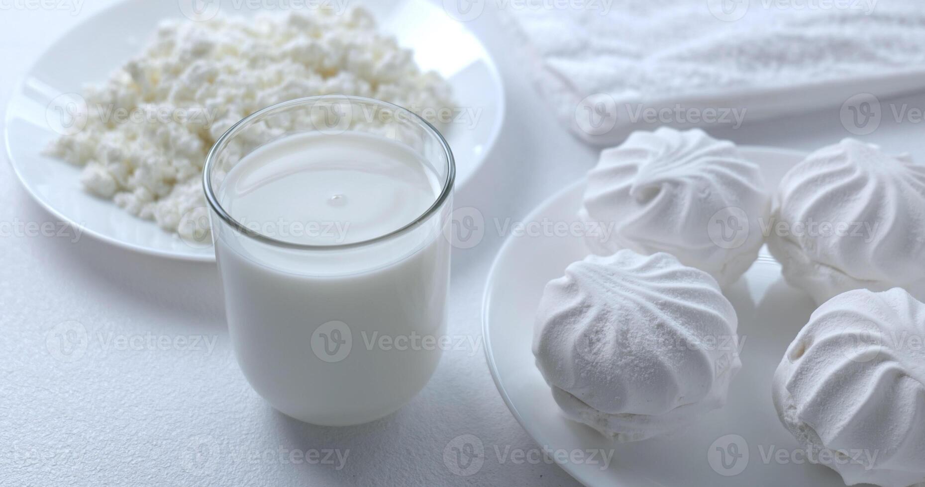 vaso de Leche y postre para desayuno. sano y lechería producto concepto. de cerca foto