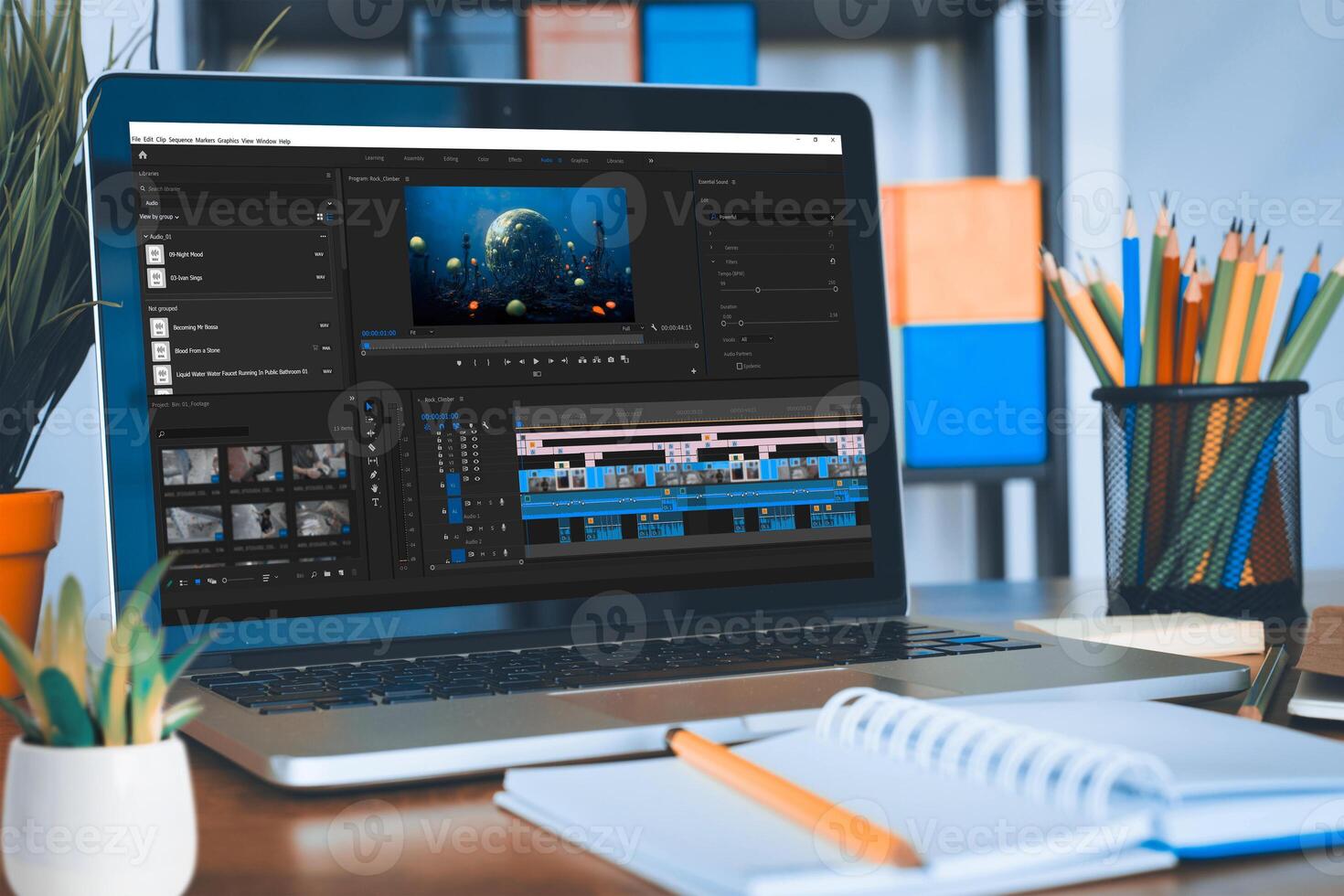 contenido creador edición vídeo montaje en película producción software, utilizando ordenador portátil a aprender para en línea clase curso. estudiante trabajando en película haciendo desarrollo, creando multimedia imágenes. foto