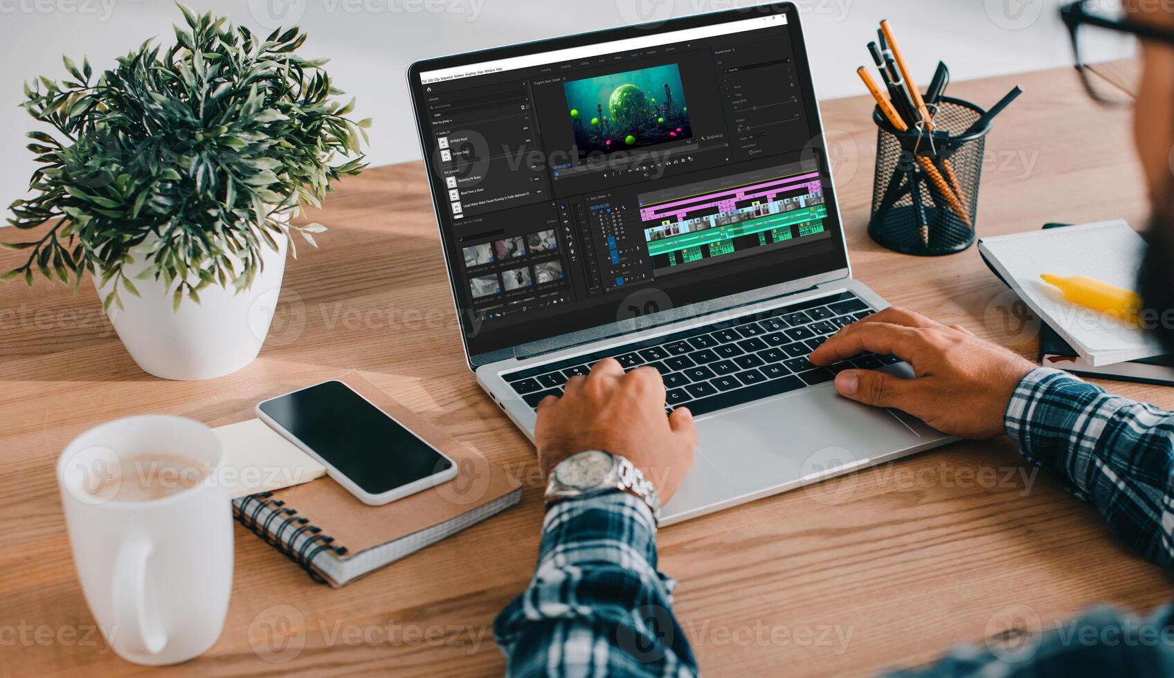 contenido creador edición vídeo montaje en película producción software, utilizando ordenador portátil a aprender para en línea clase curso. estudiante trabajando en película haciendo desarrollo, creando multimedia imágenes. foto