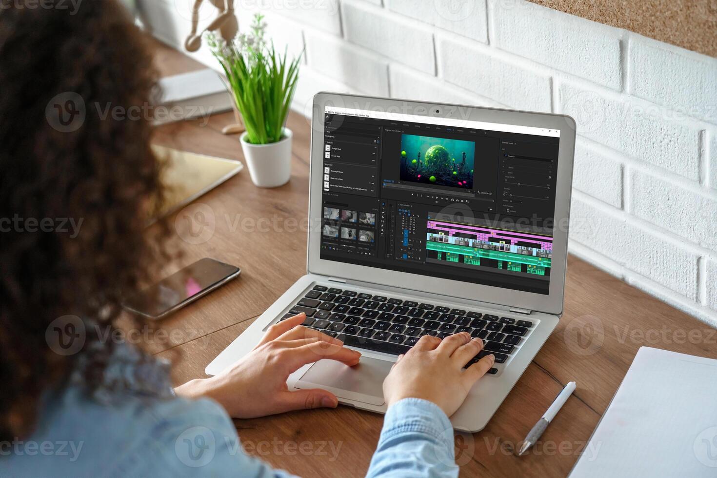 contenido creador edición vídeo montaje en película producción software, utilizando ordenador portátil a aprender para en línea clase curso. estudiante trabajando en película haciendo desarrollo, creando multimedia imágenes. foto