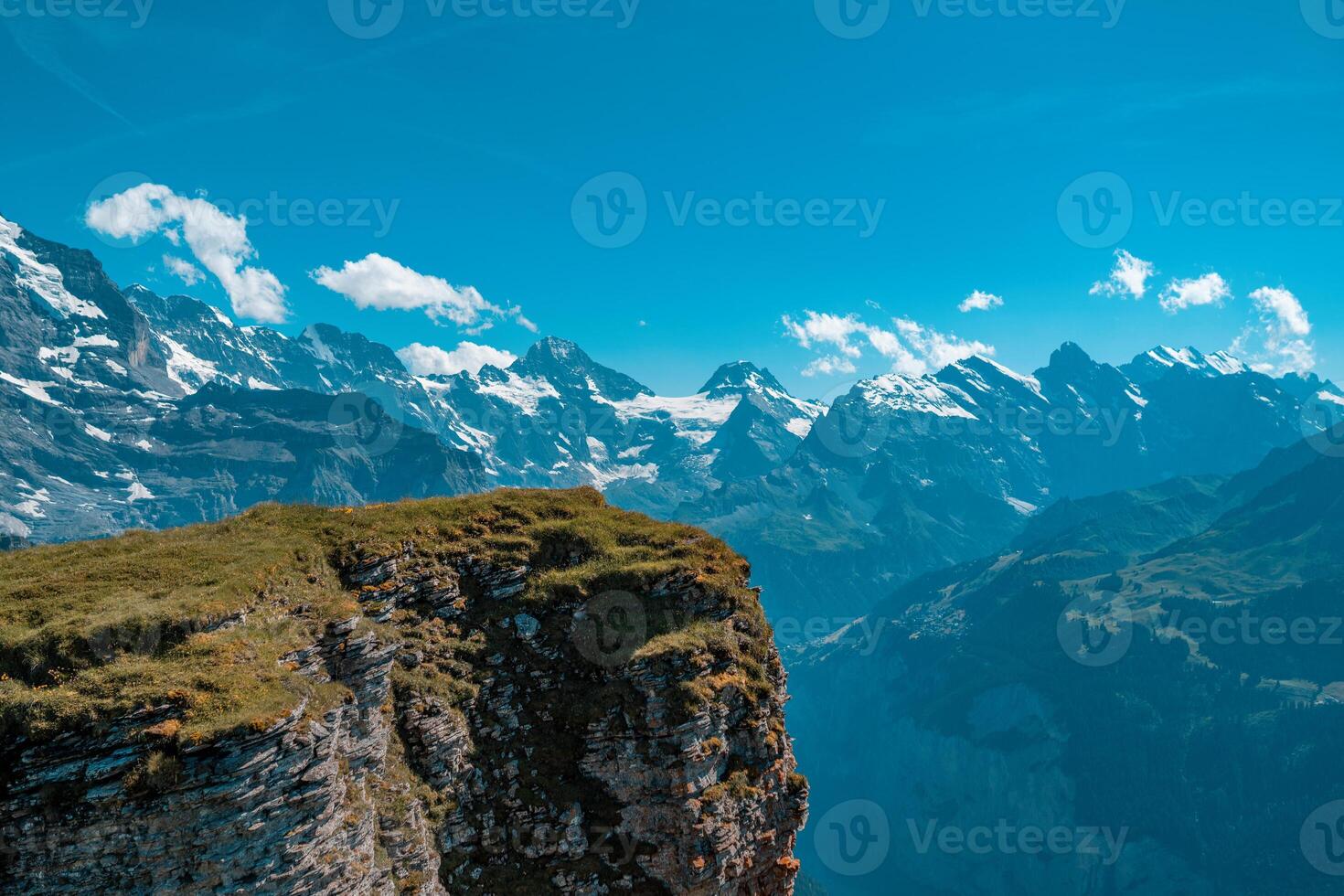 Suiza, panorámico ver en Murren y verde Alpes alrededor foto