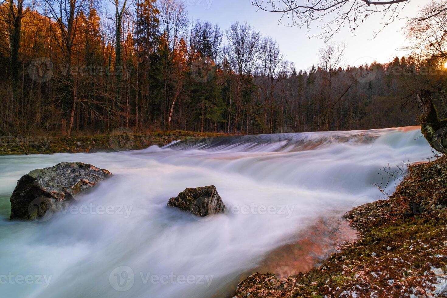 salvaje río con claro agua en hermosa cañón foto