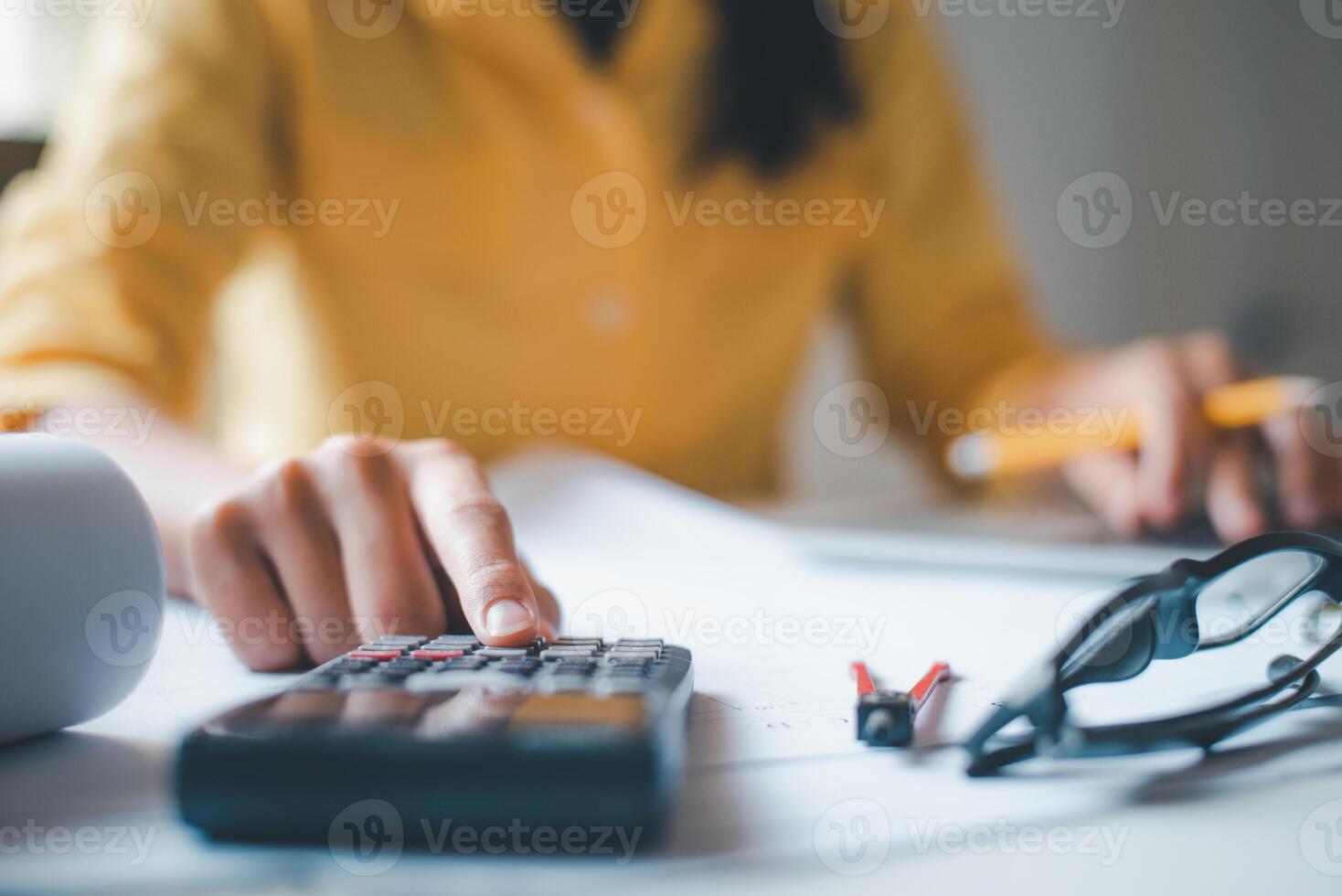 ingeniero trabajando en oficina con planos, inspección en lugar de trabajo para arquitectónico plan, construcción proyecto ,negocio construcción foto