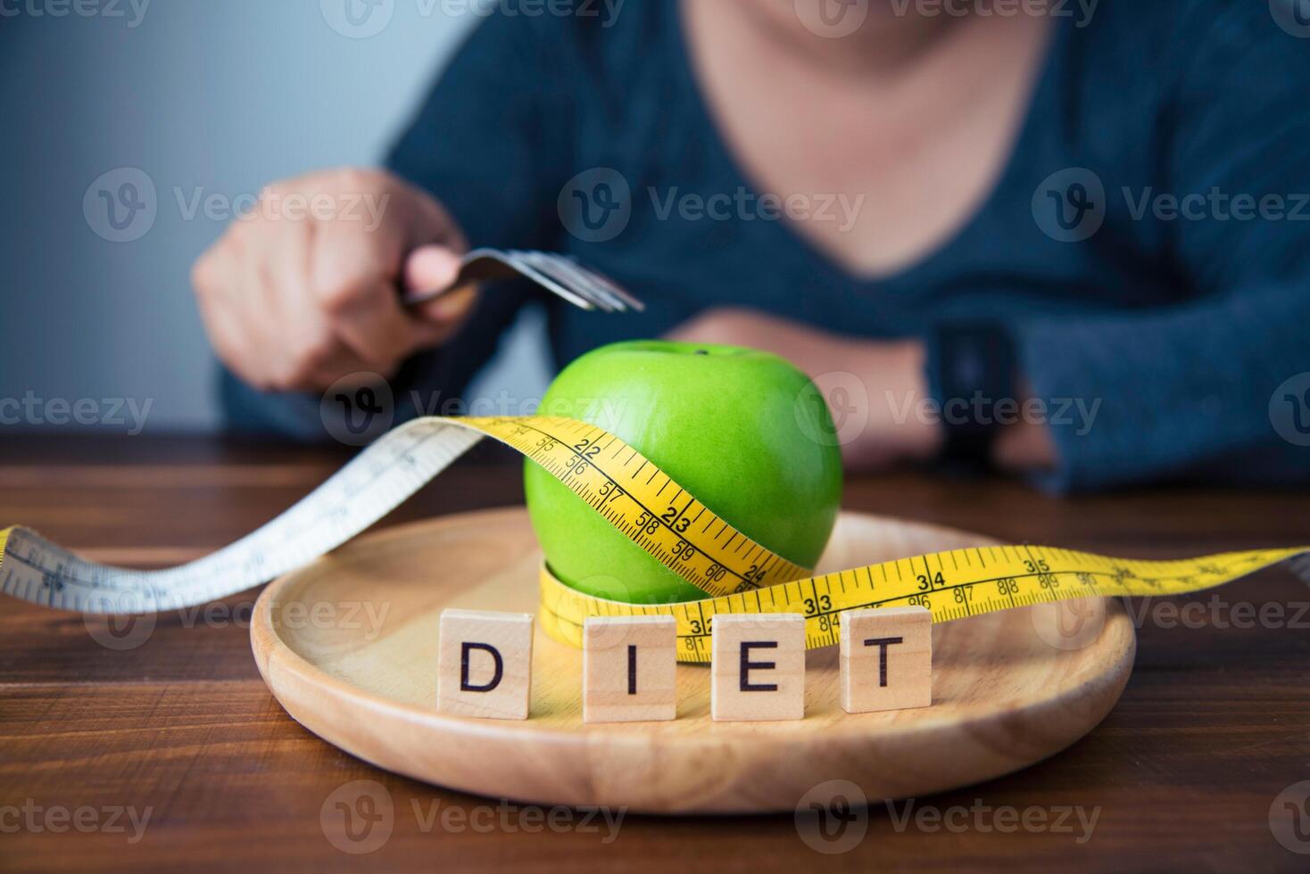 joven mujer son decidiendo a comer Fruta a ayuda ellos perder peso.- concepto dieta foto
