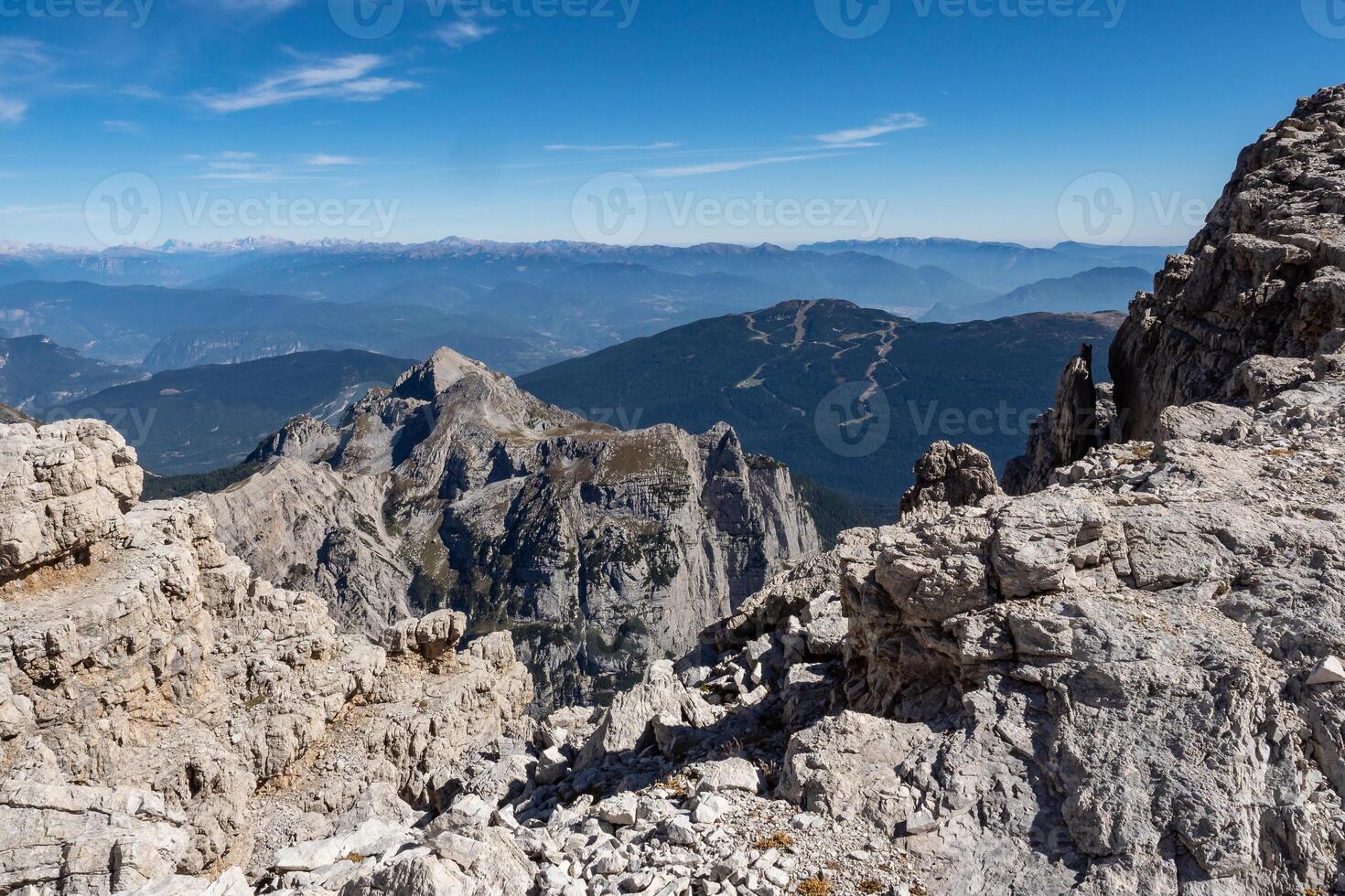 vista de los picos de las montañas brenta dolomitas. trentino, italia foto