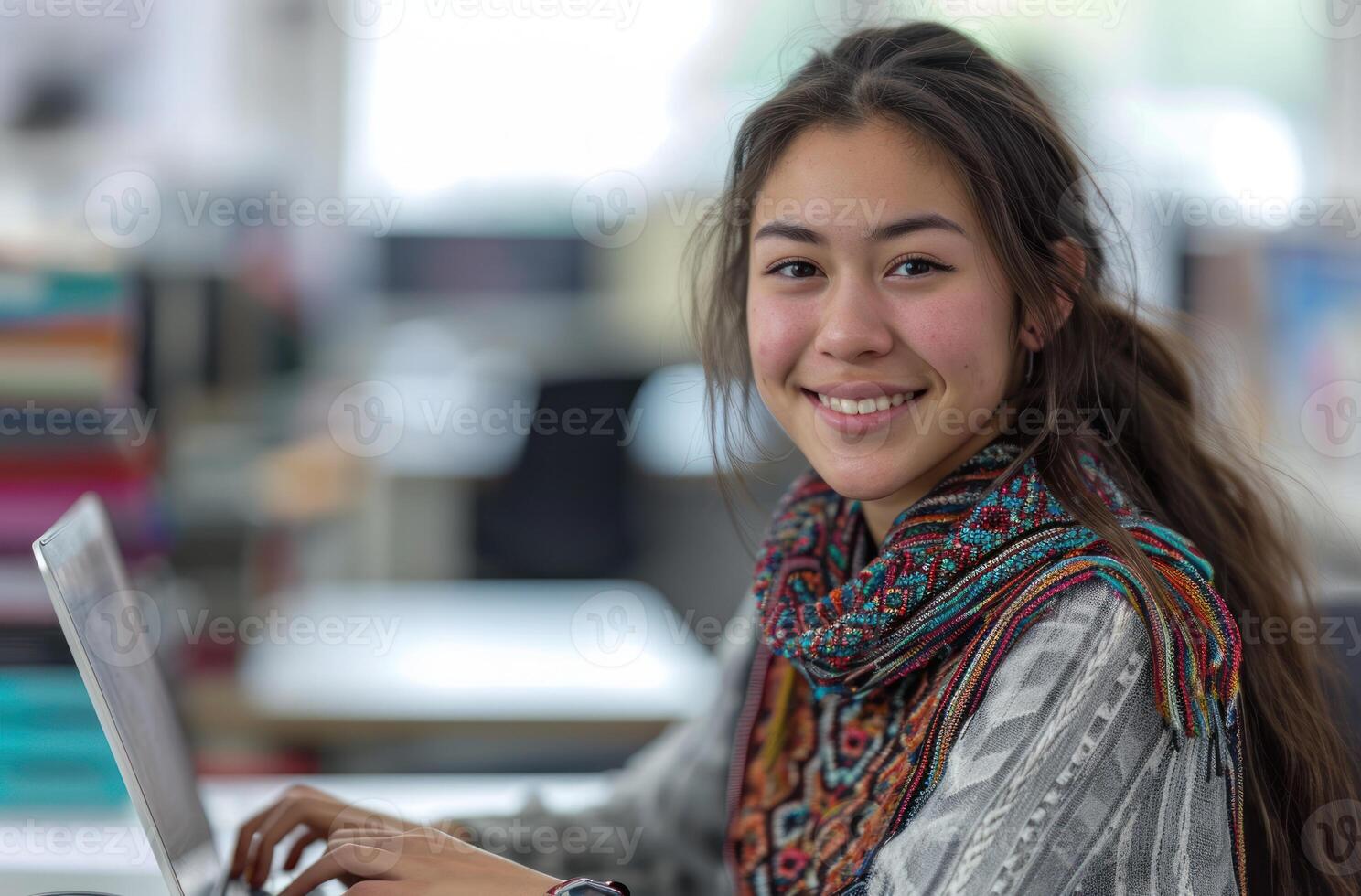 ai generado joven mujer felizmente trabajando en un ordenador portátil en el oficina, responsabilidad foto