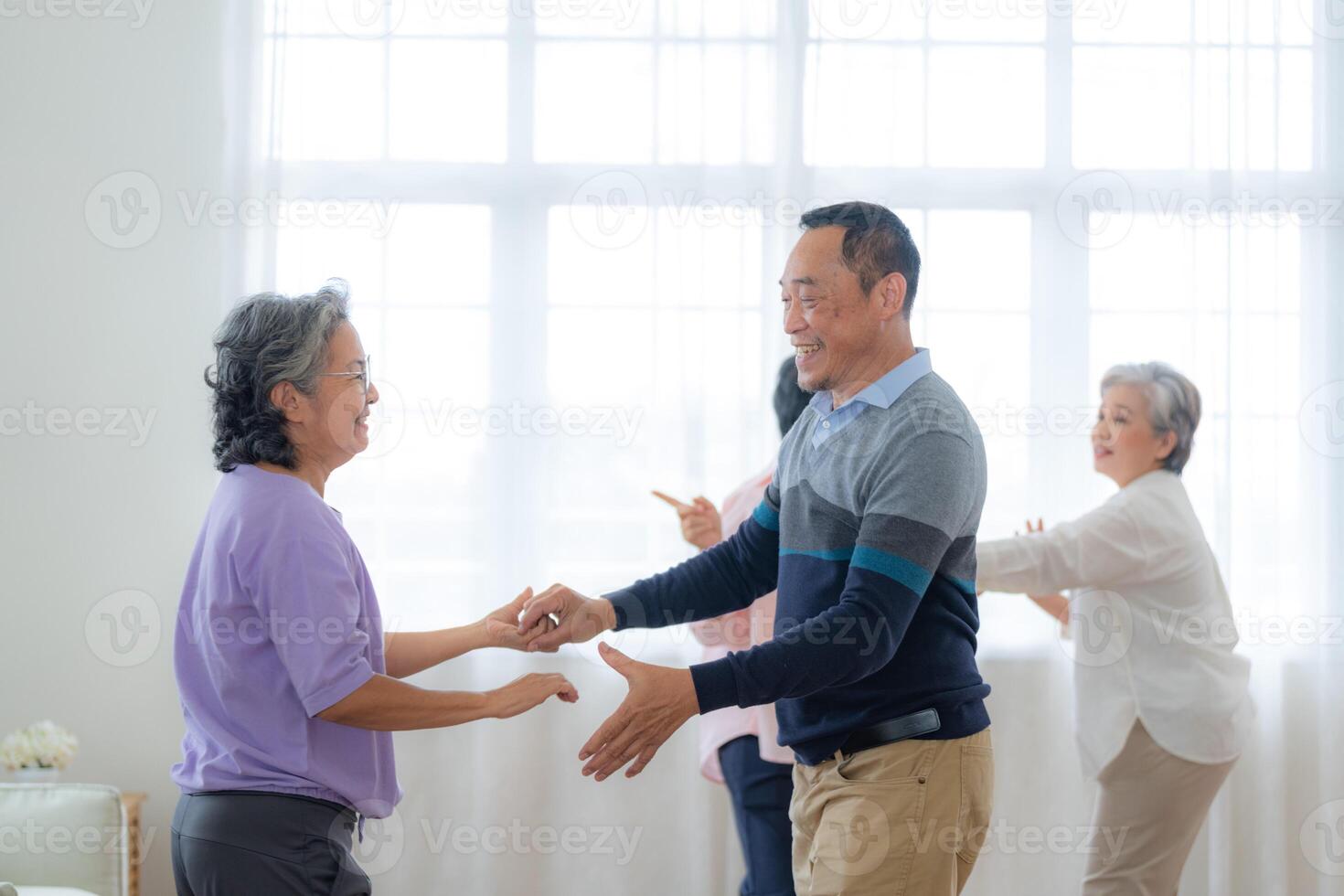 asiático más viejo masculino y hembras personas danza con su socios en un bailando piso en vivo espacio. contento más viejo Pareja ejecutando obtener ejercicio. alegre despreocupado retirado mayor amigos disfrutando relajación foto