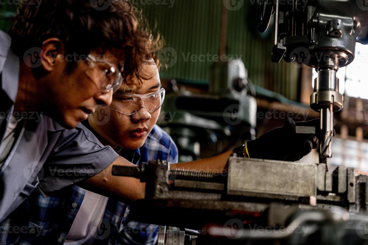 asiático trabajador en producción planta perforación a máquina. profesional trabajador cerca perforación máquina en fábrica. refinamiento metal trabajando interno acero superficie en torno amoladora máquina con volador chispas. foto