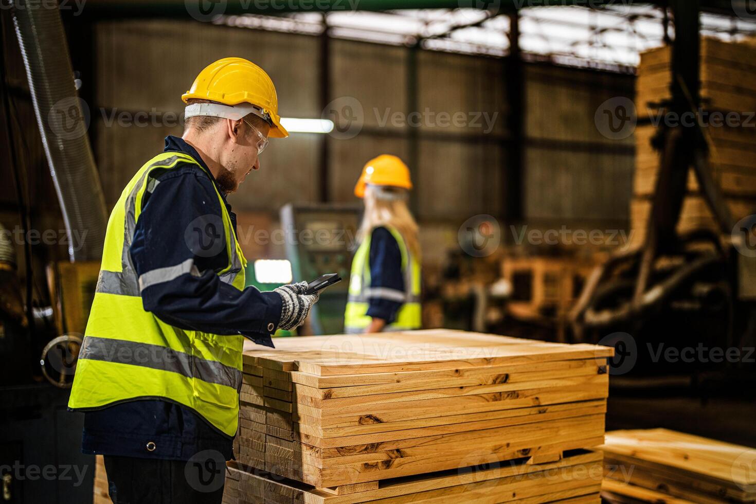 equipo trabajador carpintero vistiendo la seguridad uniforme y difícil sombrero trabajando y comprobación el calidad de de madera productos a taller fabricación. hombre y mujer trabajadores madera en oscuro almacén industria. foto