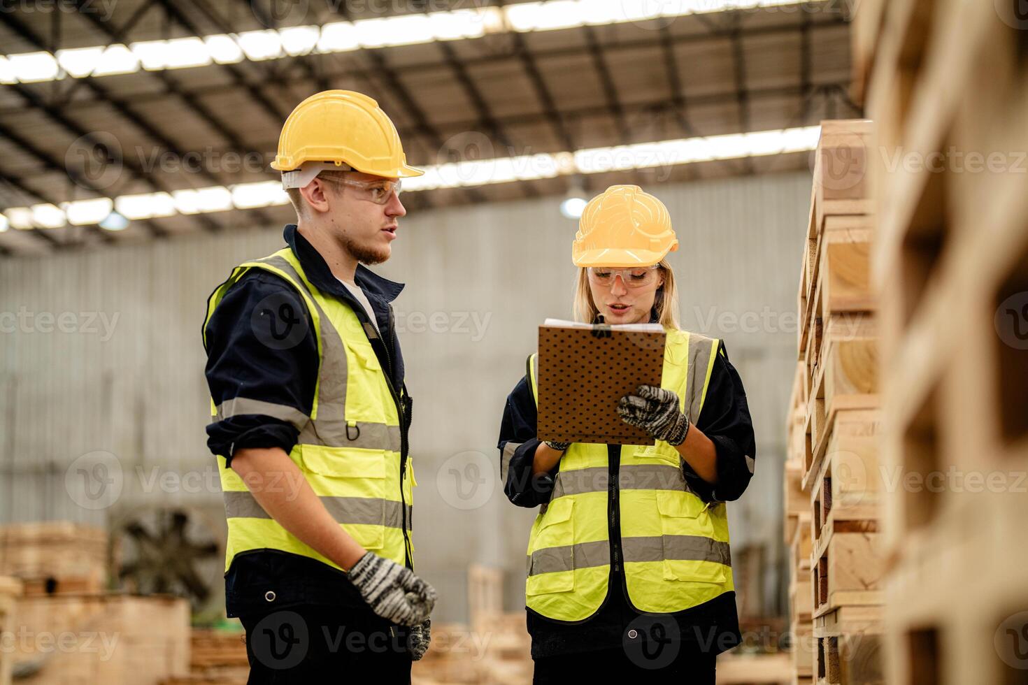 trabajadores hombre y mujer Ingenieria caminando y inspeccionando maderas madera en depósito. concepto de inteligente industria trabajador operando. madera suerte Produce madera paladar. foto