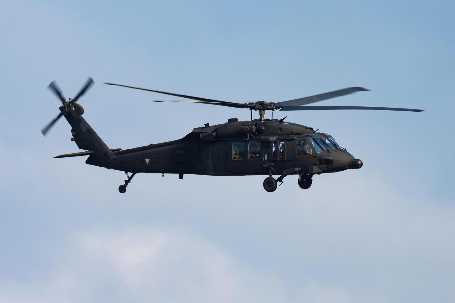 zeltweg, Austria, 2013 - militar helicóptero a aire base. aire fuerza vuelo operación. aviación y aeronave. aire defensa. militar industria. mosca y volador. foto
