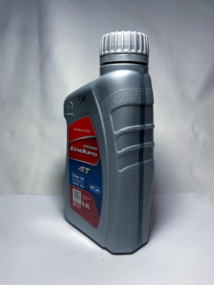 Surakarta, Indonesia, 2023 - pertamina enduro 4t motor aceite, anti resbalón en embrague api Servicio sl jaso mamá 4 4 Strocke motocicleta 800ml. pertamina el plastico botella para motor aceite. foto