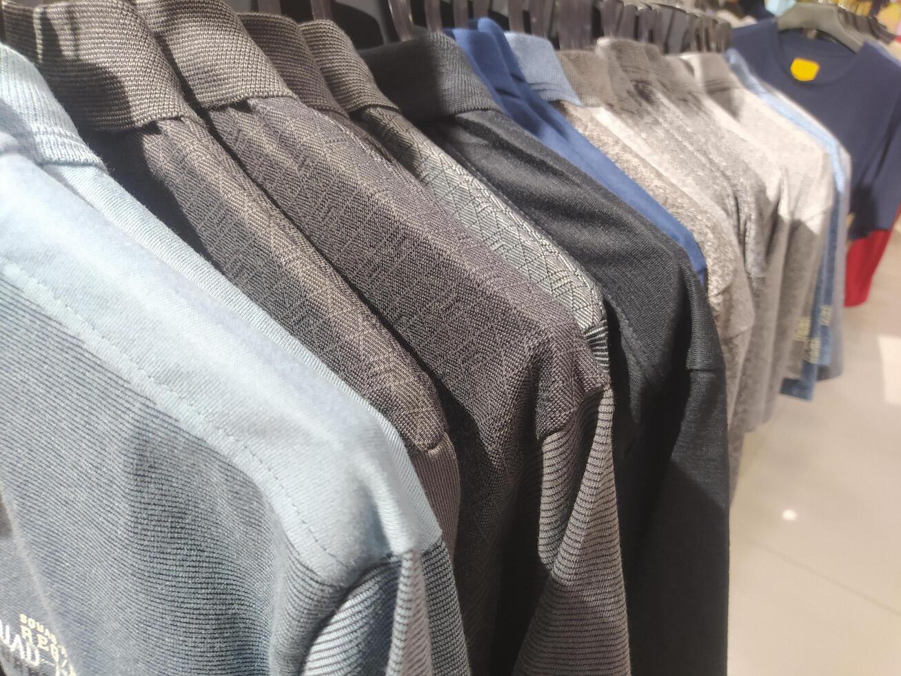 Penjualan besar di toko pakaian. Stok. Diskon photo