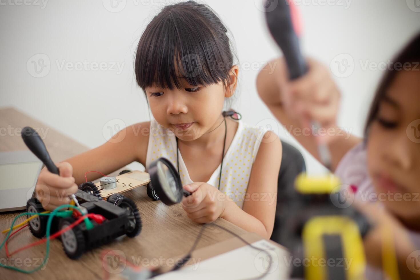 inventivo niños aprender a hogar por codificación robot carros y electrónico tablero cables en provenir. construyendo robot carros a hogar foto