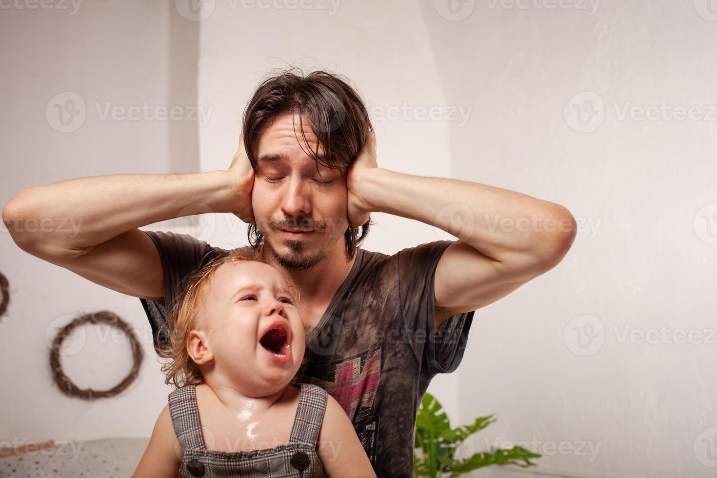 el niño es gritando, histérico. un cansado papá no querer a oír el bebé. el padre es irritado, cansado, quiere a tomar un descanso desde su hija. para niños histeria. foto