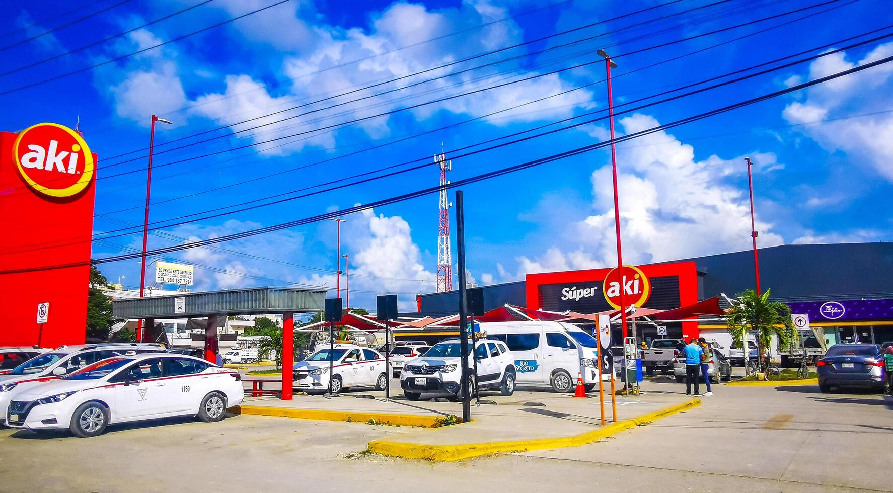 Tulum quintana roo mexico 2023 súper aki supermercado mercado Tienda tienda Entrada en Tulum México. foto