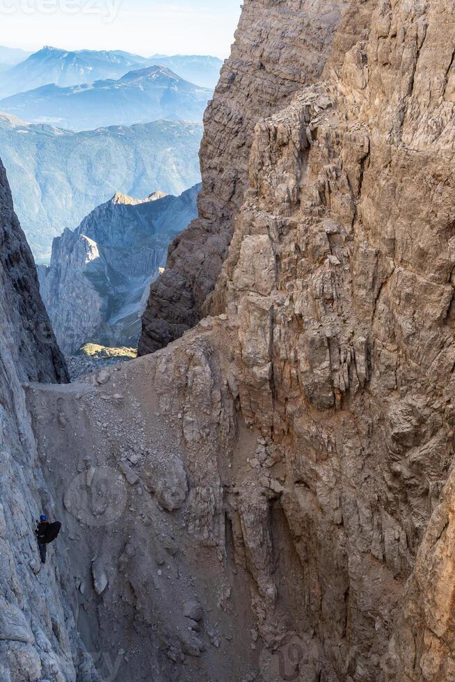 masculino montaña trepador en un vía vía ferrata en asombroso paisaje de dolomitas montañas en Italia. viaje aventuras concepto. foto