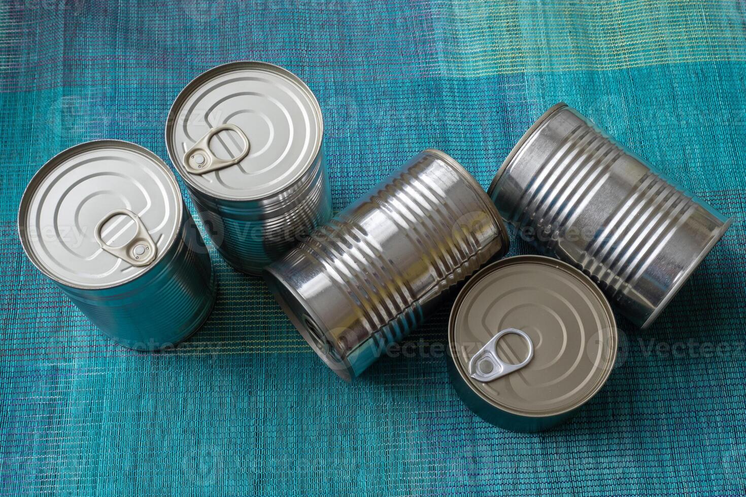 estaño latas con alimento. conservado alimento. de cerca de un grupo de aluminio latas foto