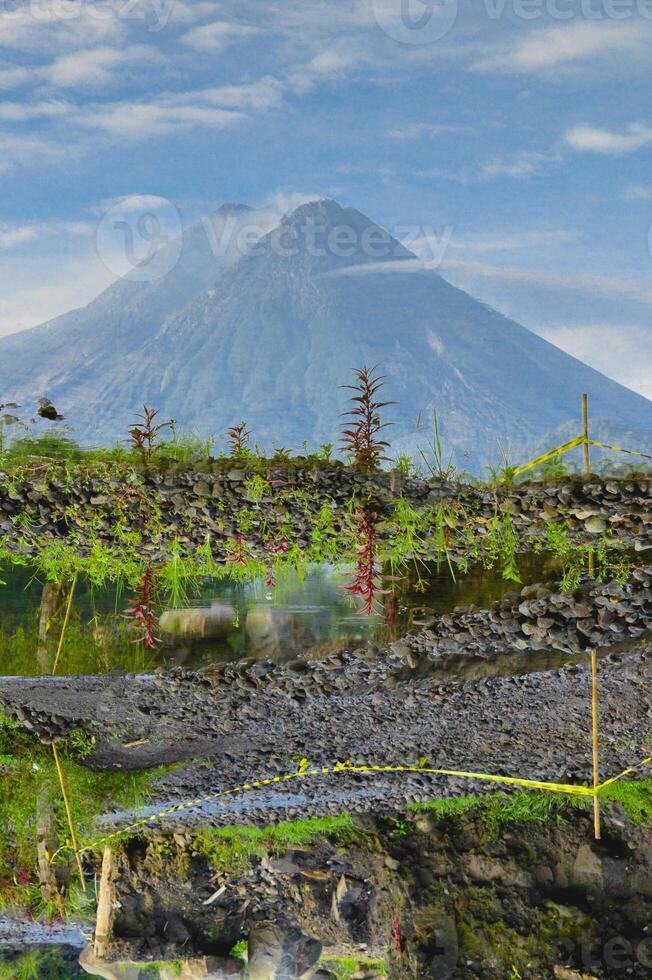 reflexión de merapi volcán foto