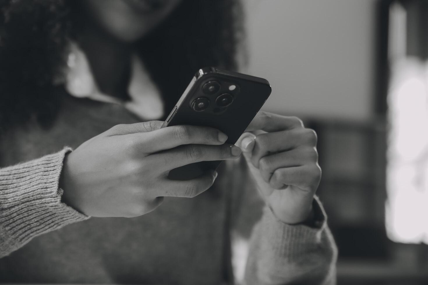 asiático mujer de negocios trabajando en ordenador portátil computadora Mira para trabajo en línea, Lanza libre mirando y mecanografía en cuaderno en mesa, estilo de vida de mujer estudiando en línea foto