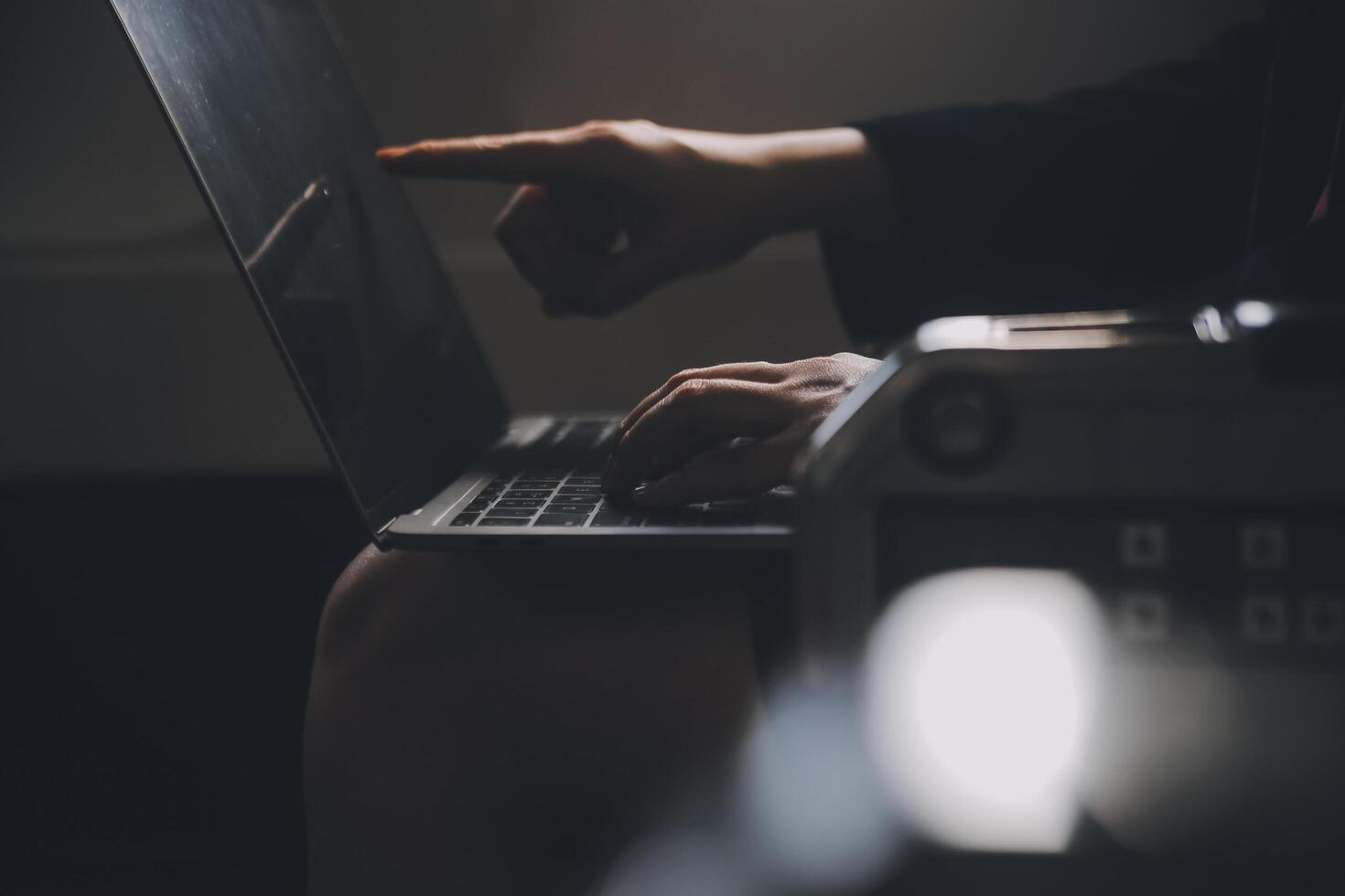 rubia hembra turista comprobación entrante notificación en teléfono inteligente sentado en asiento de avión con netbook.joven mujer de negocios compartir medios de comunicación desde teléfono en ordenador portátil computadora durante avión vuelo foto