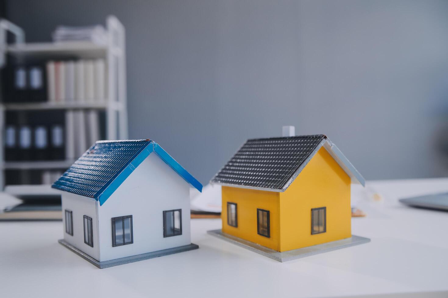 real estate agent Delivering sample homes to customers, mortgage loan contracts. Make a contract for hire purchase and sale of a house. and home insurance contracts, home mortgage loan concepts photo