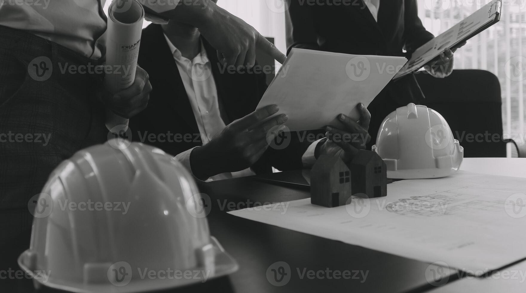 reunión de trabajo en equipo de ingenieros, trabajo de dibujo en la reunión de planos para el trabajo del proyecto con un socio en la construcción de modelos y herramientas de ingeniería en el concepto de sitio de trabajo, construcción y estructura. foto