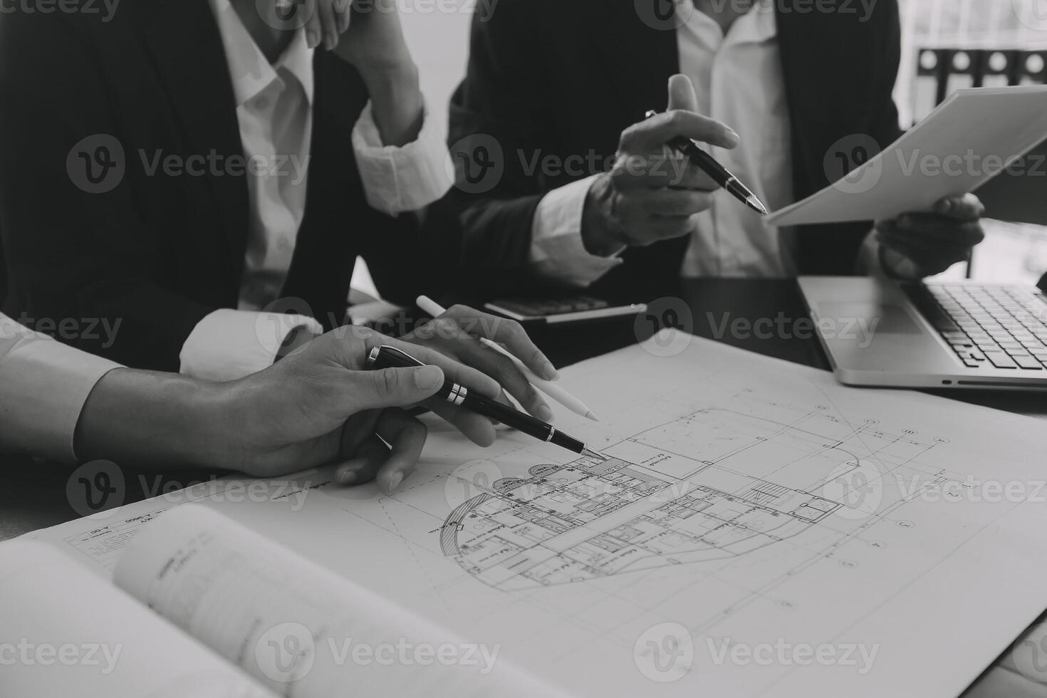 reunión de trabajo en equipo de ingenieros, trabajo de dibujo en la reunión de planos para el trabajo del proyecto con un socio en la construcción de modelos y herramientas de ingeniería en el concepto de sitio de trabajo, construcción y estructura. foto