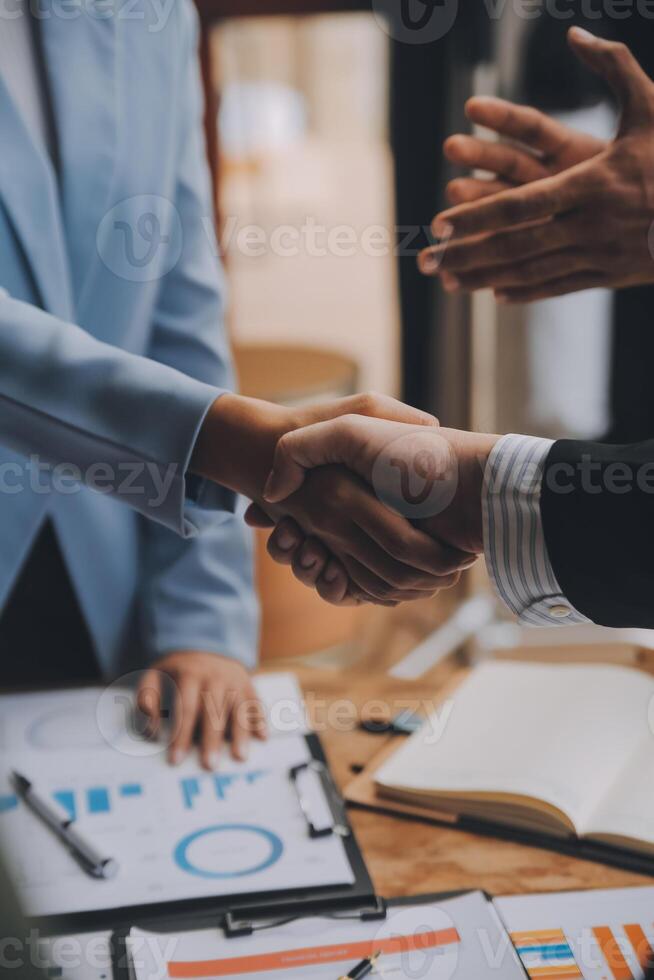 reunión y saludo concepto, dos confidente negocio apretón de manos y negocio personas después que se discute bueno acuerdo de comercio contrato y nuevo proyectos para ambos compañías, éxito, camaradería, co obrero. foto